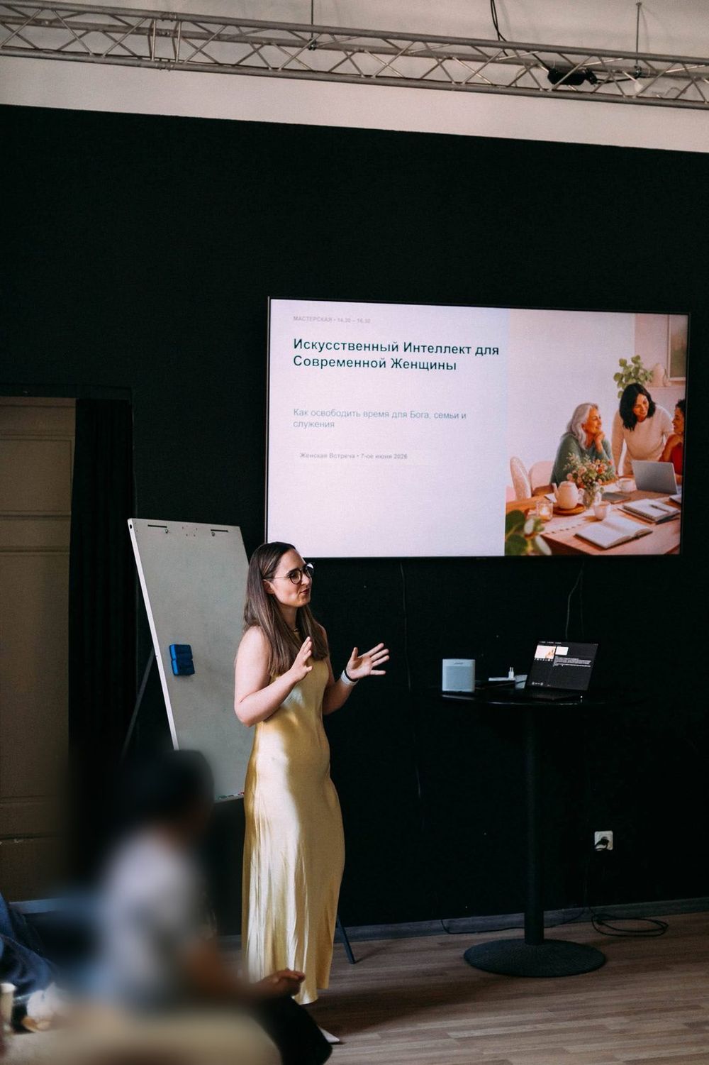 Viktorija Garanca giving a talk on practical AI