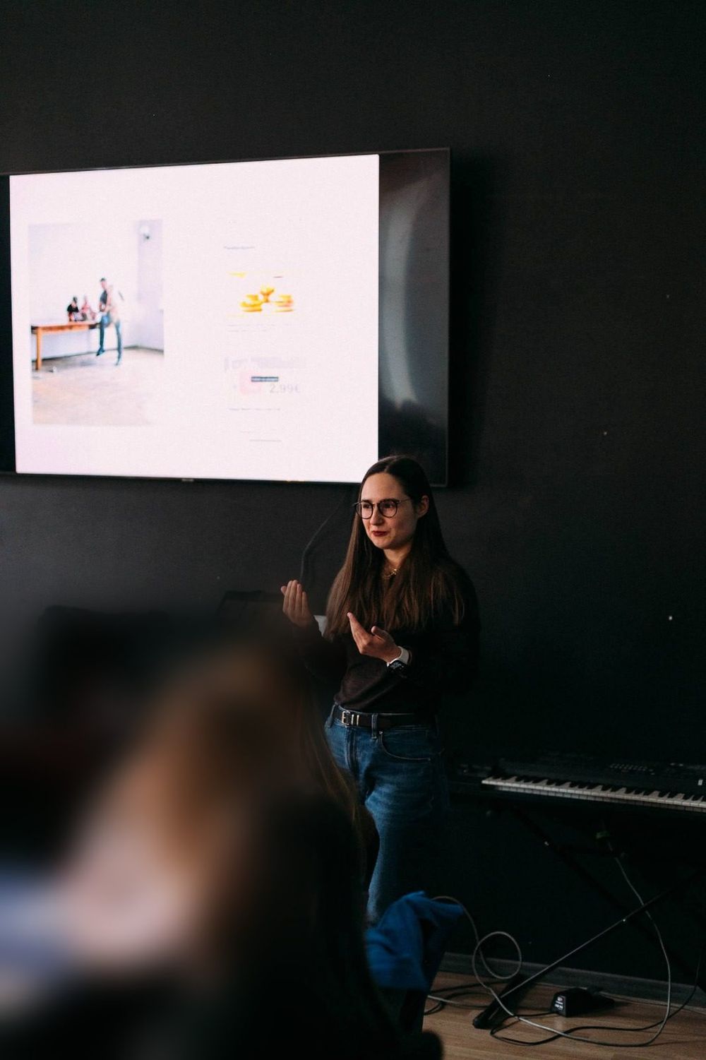 Viktorija Garanca presenting a customer-experience lecture