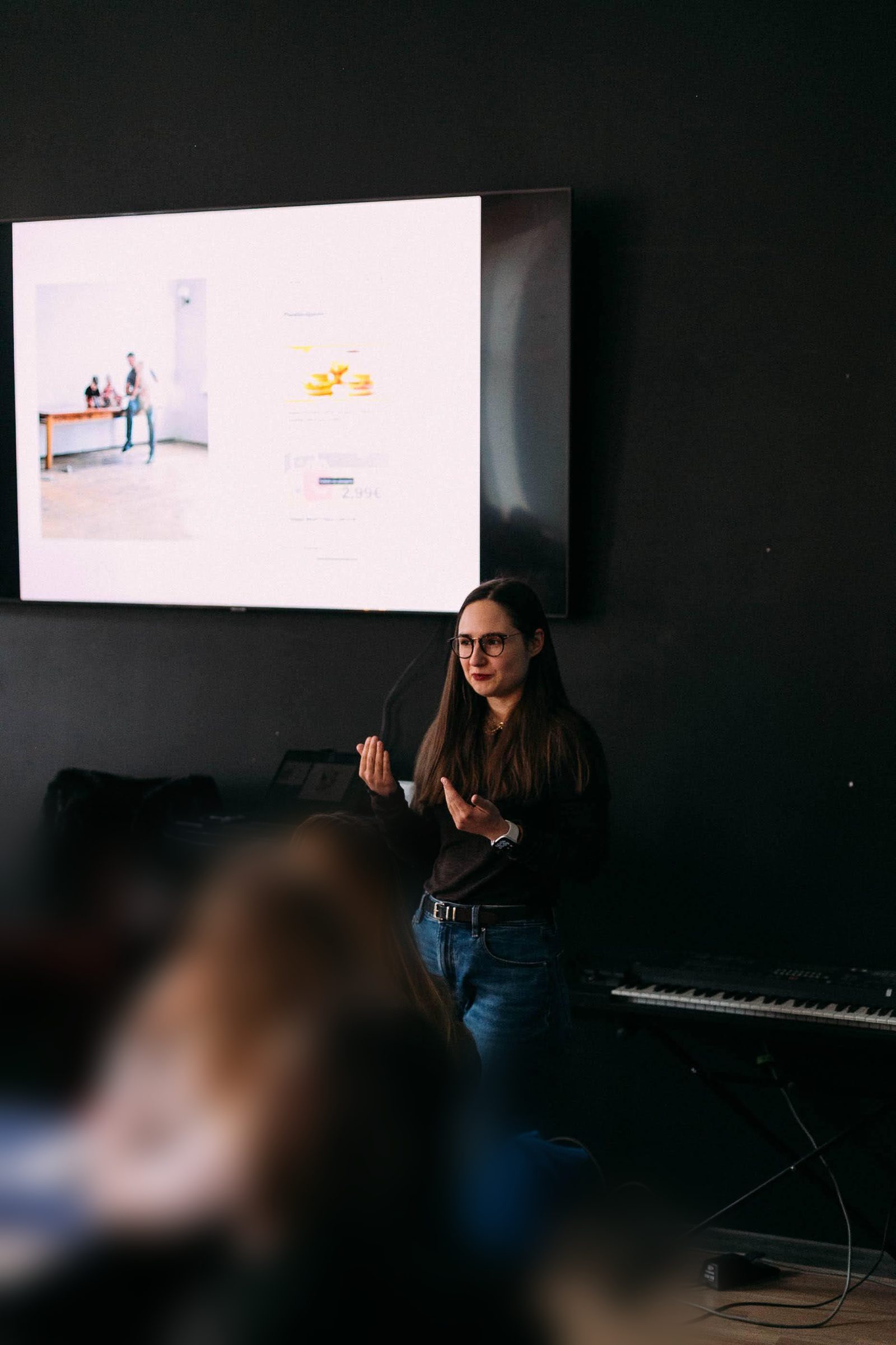 Viktorija Garanča lecturing in front of a presentation screen